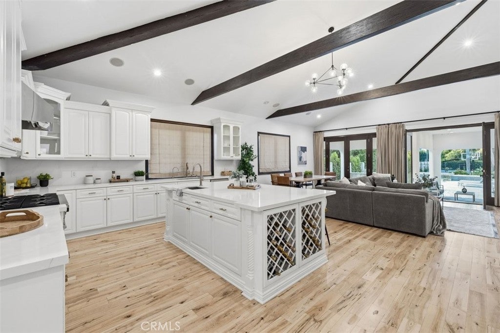 Photo of 22953 Oxnard Street, Woodland Hills, CA 91367 (MLS # SR26074758)