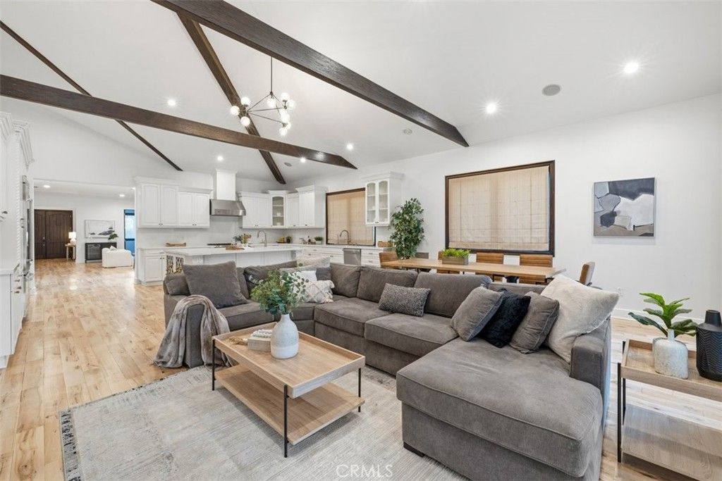 Photo of 22953 Oxnard Street, Woodland Hills, CA 91367 (MLS # SR26074758)