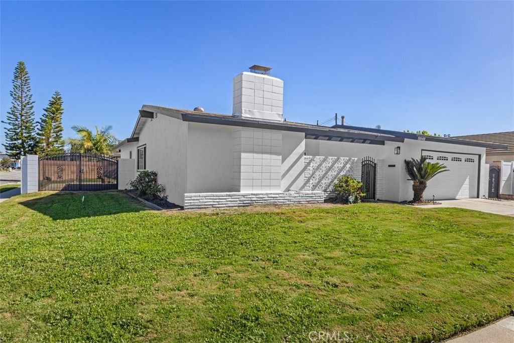 Photo of 15142 Yorkshire Ln, Huntington Beach, CA 92647 (MLS # NP26051157)