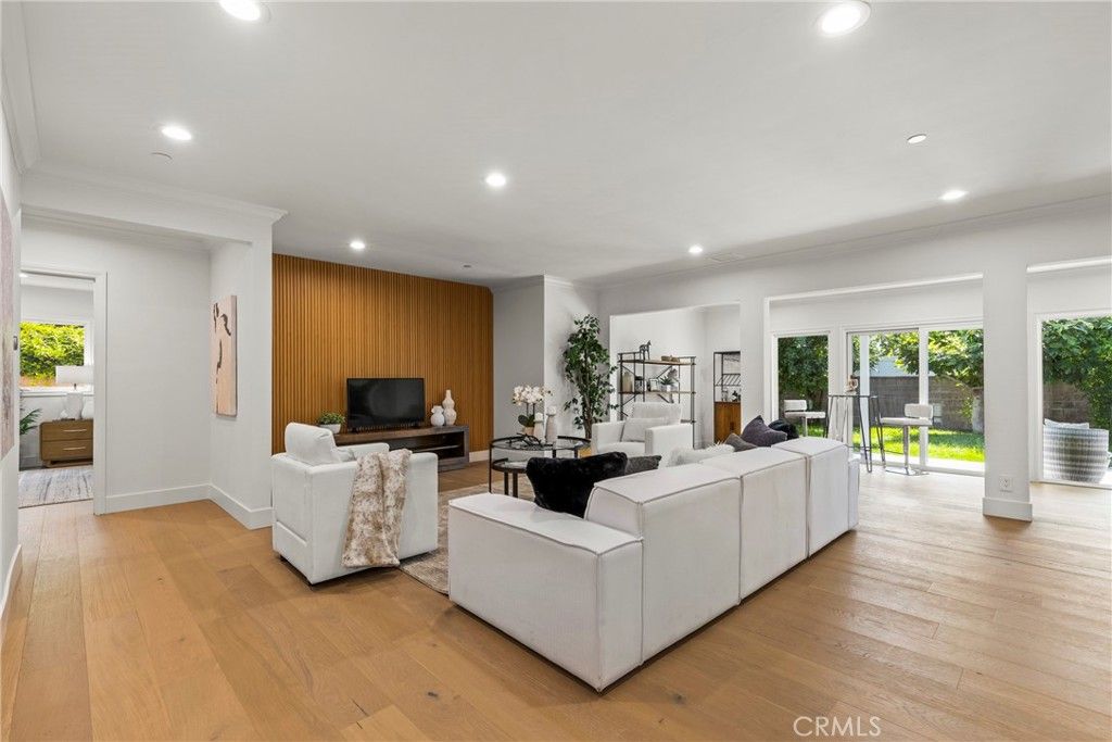 Photo of 4637 Nagle Avenue, Sherman Oaks, CA 91423 (MLS # SR25232612)