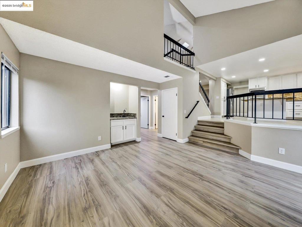 COUNTRY HILLS - Residential