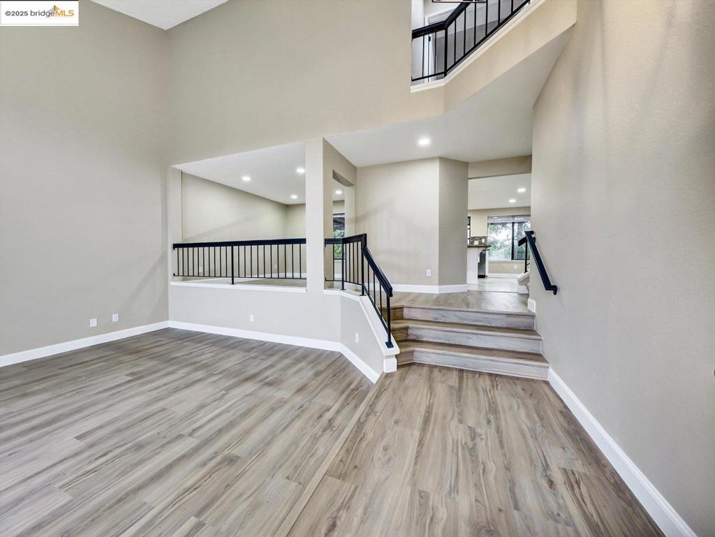 COUNTRY HILLS - Residential