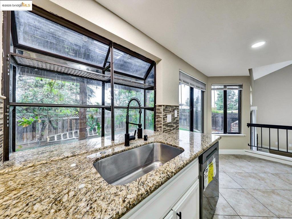 COUNTRY HILLS - Residential
