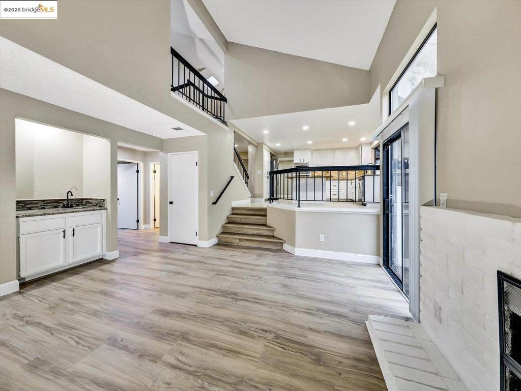 COUNTRY HILLS - Residential