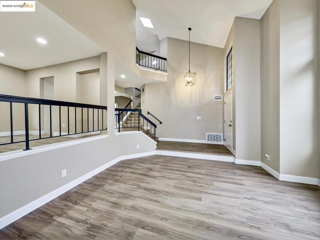 COUNTRY HILLS - Residential