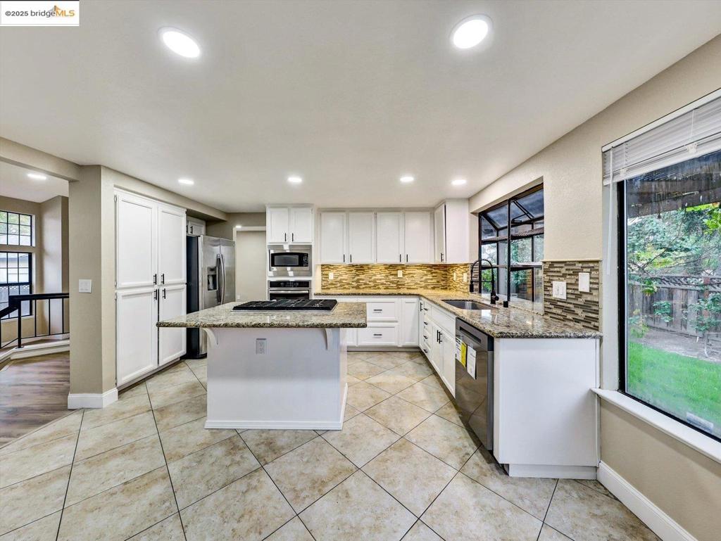 COUNTRY HILLS - Residential