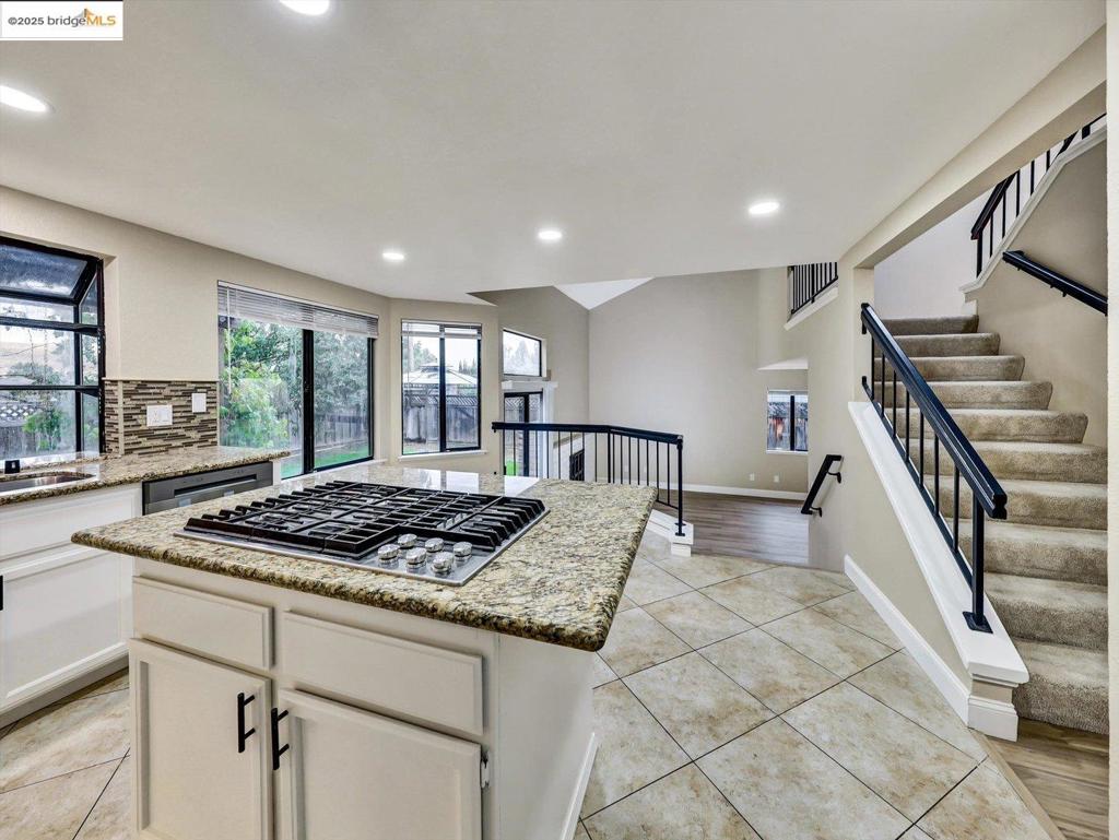 COUNTRY HILLS - Residential