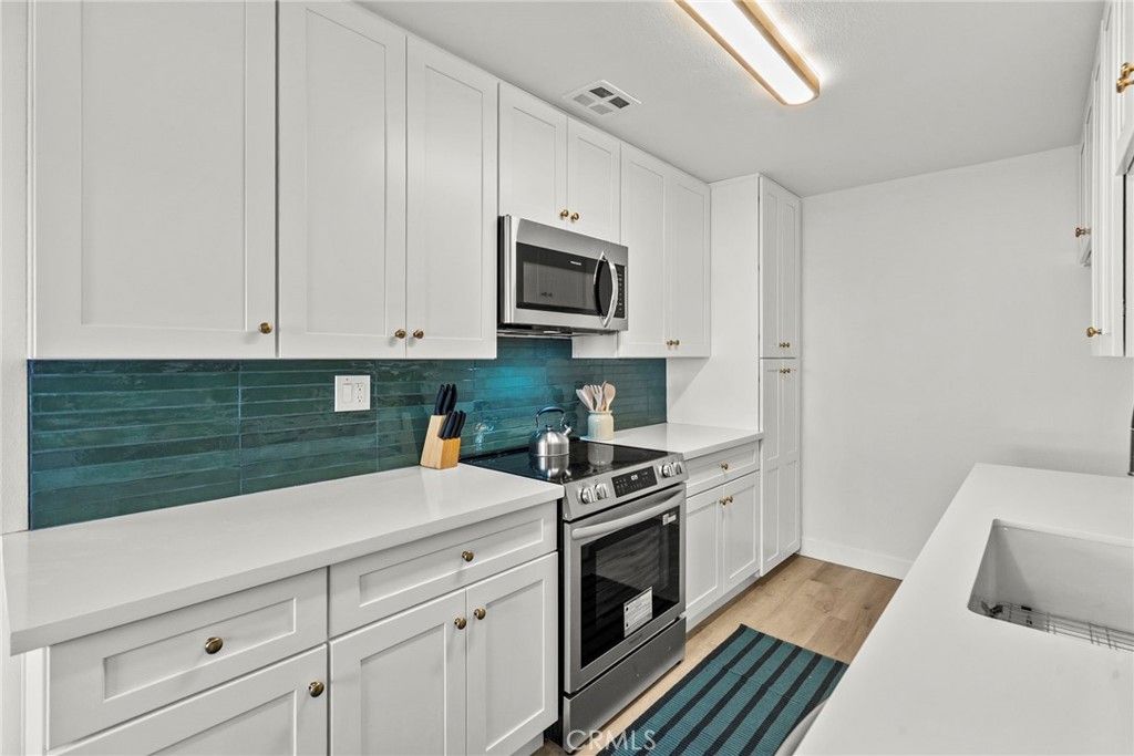 Photo of 5400 Newcastle #12, Encino, CA 91316 (MLS # SR26030376)