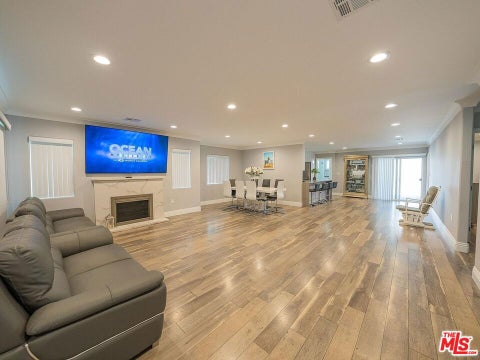 Photo of 7001 Mammoth Avenue, Los Angeles, CA 91405 (MLS # 26990463)