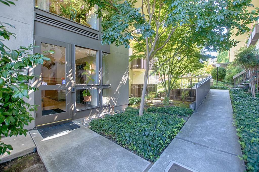 2140 Santa Cruz Avenue B106