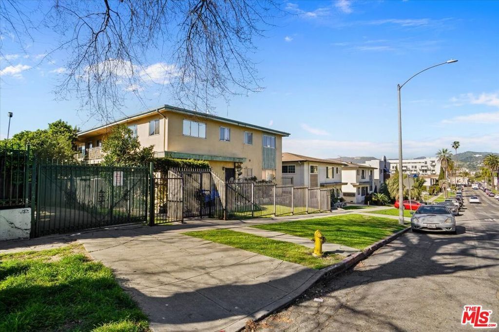 Photo of 543 N Ardmore Avenue, Los Angeles, CA 90004 (MLS # 26648059)