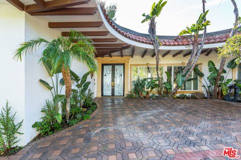 Photo of 1491 Carla Ridge Rdg, Beverly Hills, CA 90210 (MLS # 26637033)