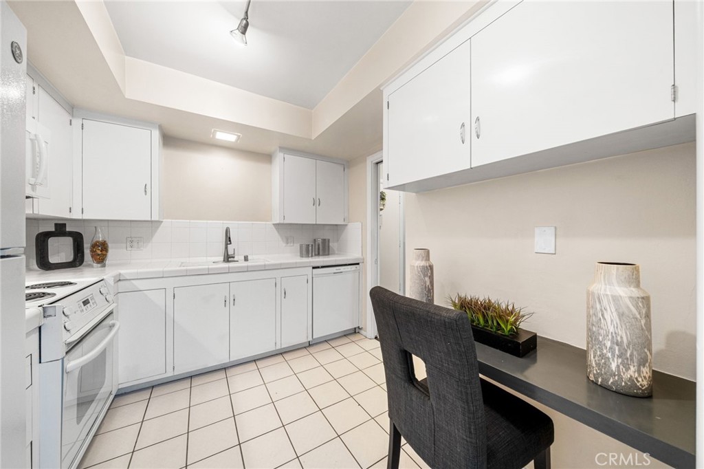 1641 S Pomona Avenue D36