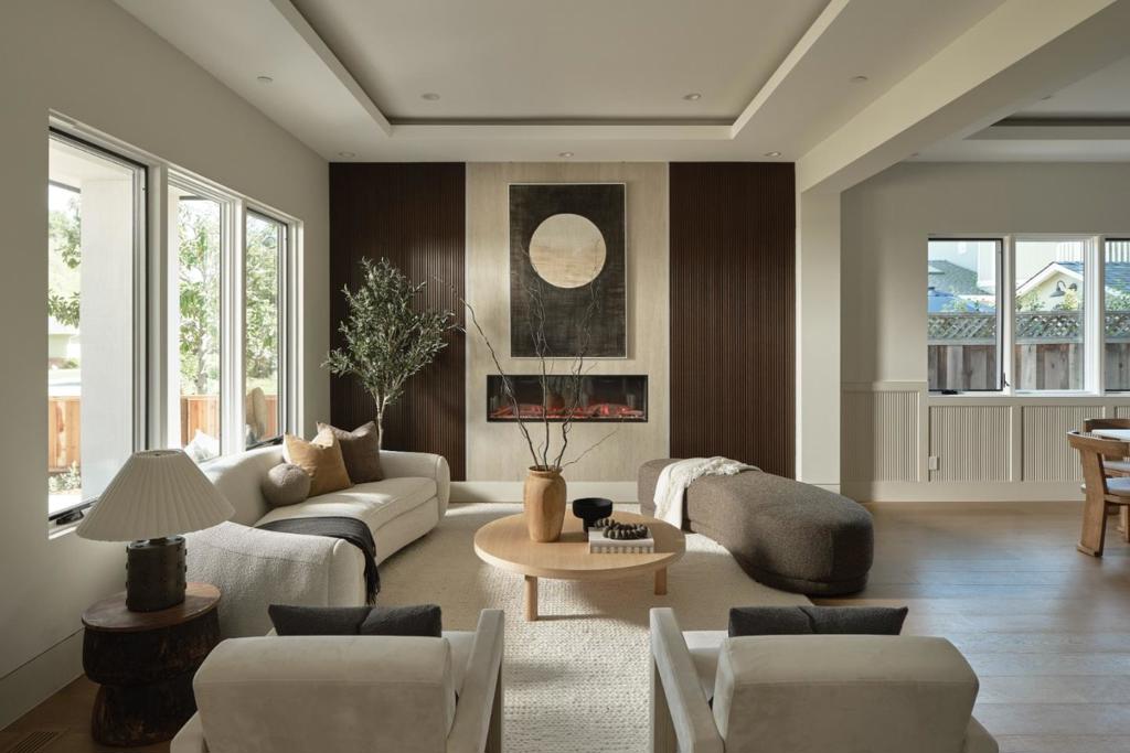 944 Aura Way