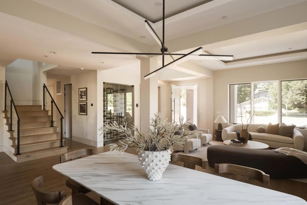 944 Aura Way