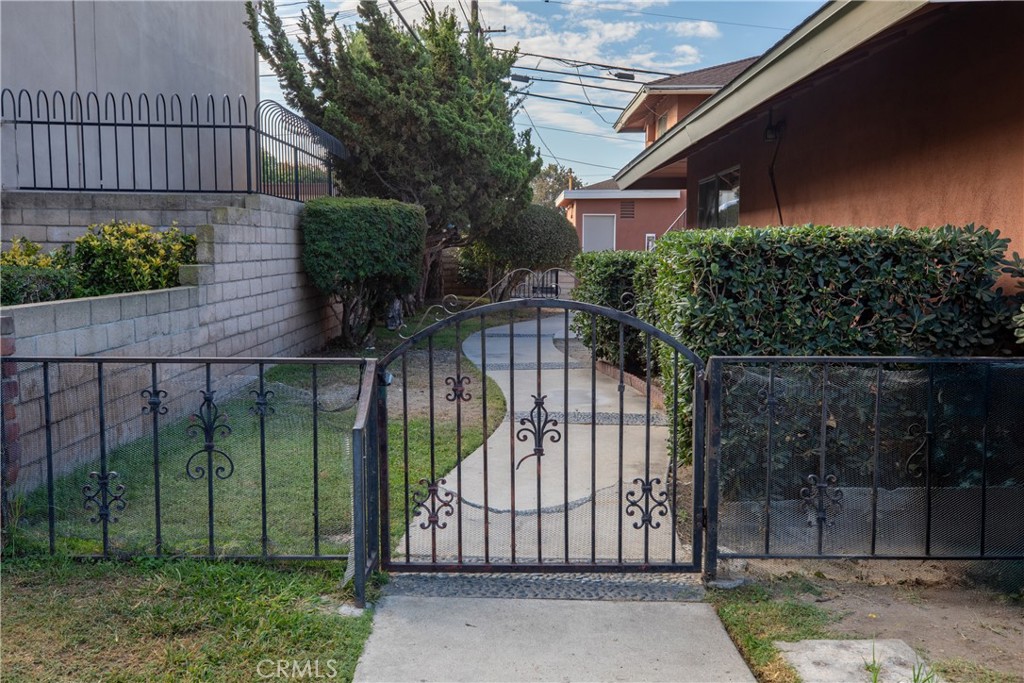 1810 W Greenleaf Avenue
