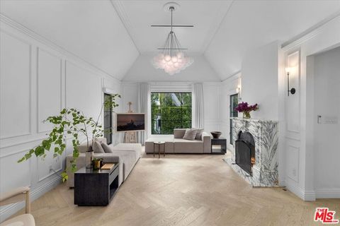 Photo of 161 S Laurel Avenue, Los Angeles, CA 90048 (MLS # 26828359)
