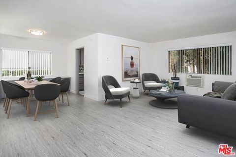 Photo of 450 S LOS ROBLES Avenue #11, Pasadena, CA 91101 (MLS # 26829611)