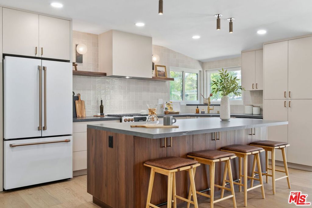 Photo of 22946 Brenford Street, Woodland Hills, CA 91364 (MLS # 25631089)