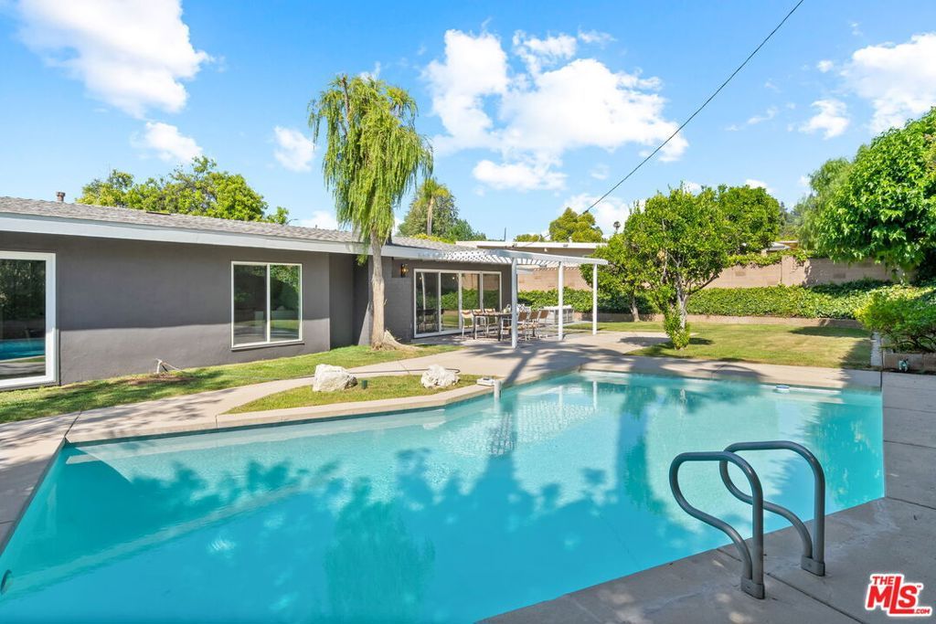 Photo of 22946 Brenford Street, Woodland Hills, CA 91364 (MLS # 25631089)