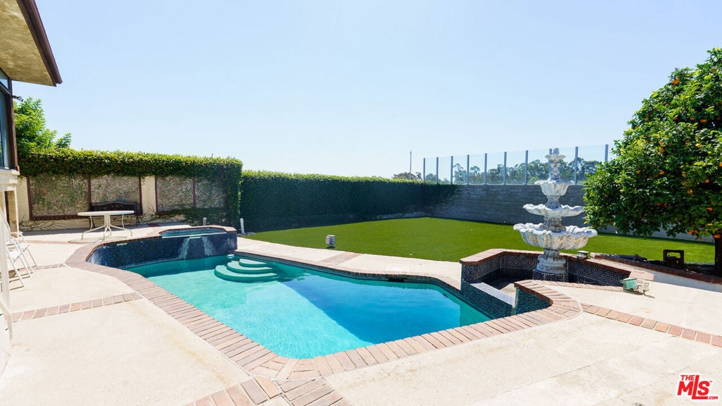 Photo of 359 Dalkeith Avenue, Los Angeles, CA 90049 (MLS # 26986385)