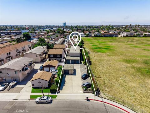 Photo of 7802 Holt Dr DR, Huntington Beach, CA 92647 (MLS # OC26099932)