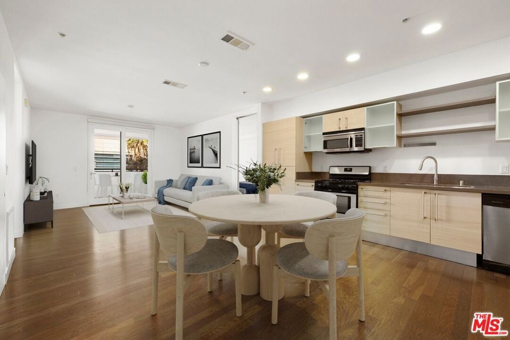 1234 Wilshire Boulevard 204