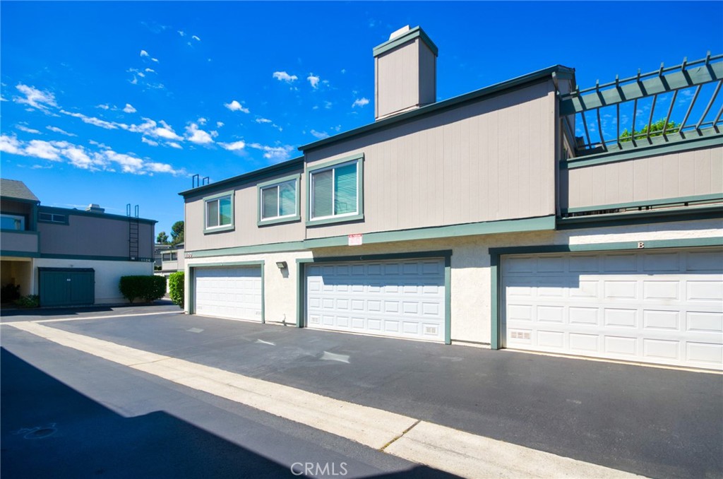 Welcome to this beautiful 2-bedroom, 1.5bathroom townhome in the prestigious Cimarron Oaks One community of Diamond Bar. Located within the highly acclaimed.Step inside to discover a bright and open floor plan featuring vaulted ceilings, while sliding doors lead to a private patio ideal for outdoor relaxation. The upstairs features two spacious bedrooms, including a master with high ceilings. The direct-access two-car garage. Enjoy resort-style amenities including a community pool, spa, and tennis courts. HOA fees cover water, trash, exterior termite service, and landscaping. This home is conveniently located near shops, restaurants, H-Mart, golf courses, and offers easy access to the 60 & 57 Freeways. Don’t miss this opportunity to own a home in one of Diamond Bar’s most desirable communities!