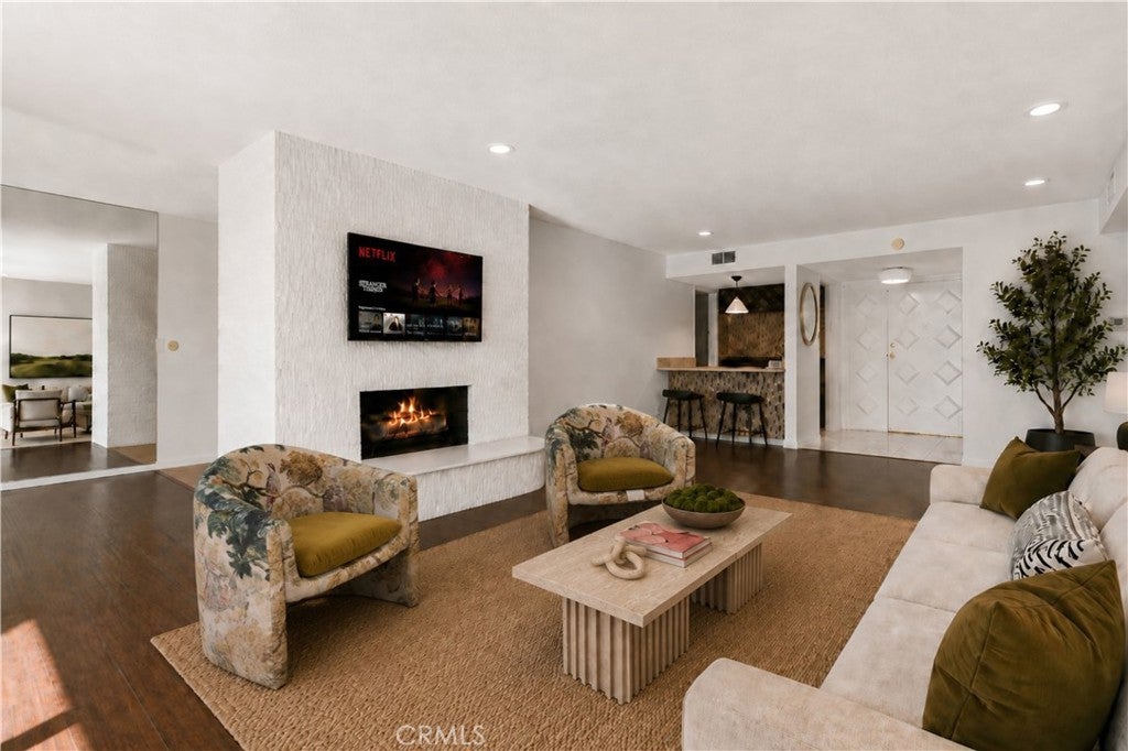 Photo of 5330 Lindley AVE #209, Encino, CA 91316 (MLS # SR26113756)