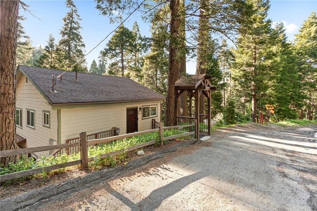 Photo of 576 Kuffel Canyon Rd, Lake Arrowhead, CA 92352 (MLS # IG26056188)