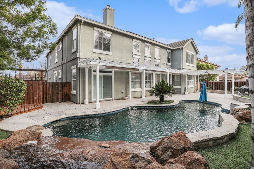 1820 1820 La Fonte Dr