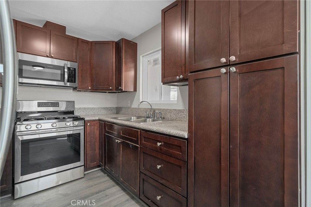 listing image 130726393440242396256
