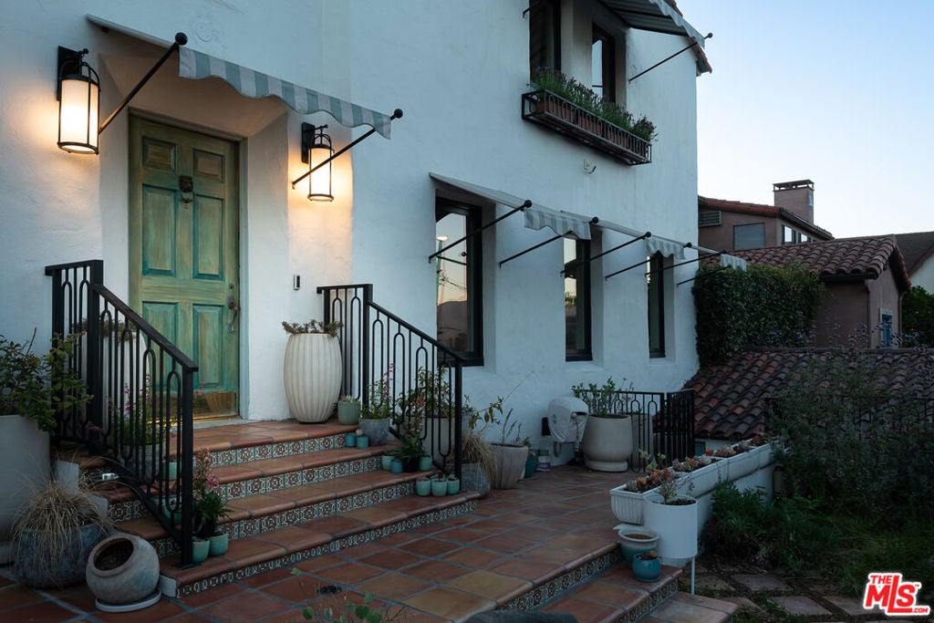 2341 Ronda Vista Drive, Los Angeles CA 90027