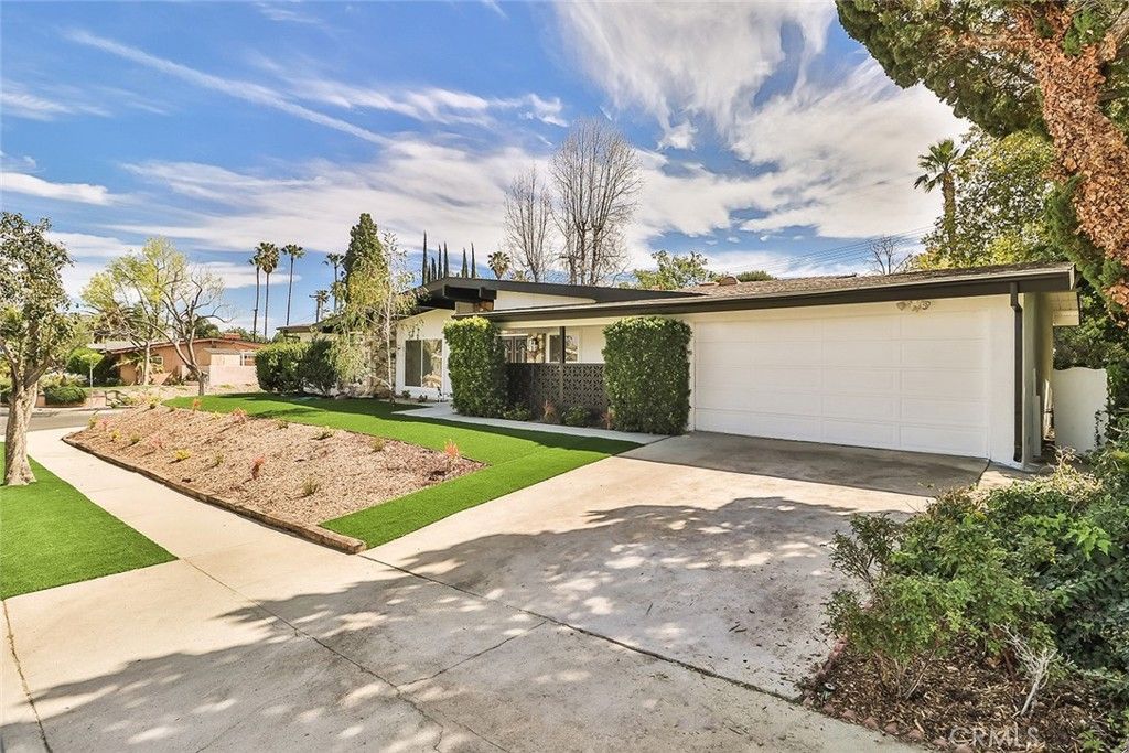 Photo of 23540 Kivik Street, Woodland Hills, CA 91367 (MLS # SR26046946)