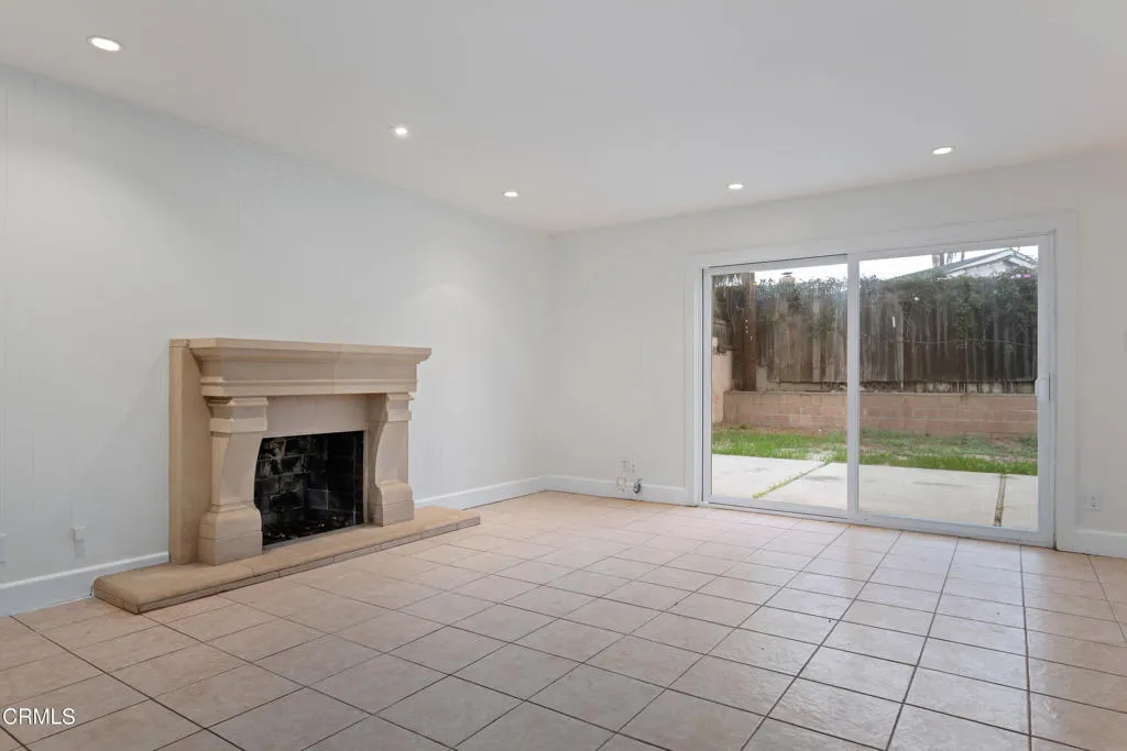 Ventura, California 93003, United States, 3 Bedrooms Bedrooms, ,2 BathroomsBathrooms,Residential,Pending,211512