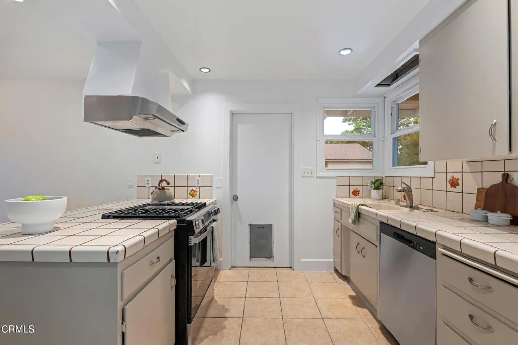 Ventura, California 93003, United States, 3 Bedrooms Bedrooms, ,2 BathroomsBathrooms,Residential,Pending,211512