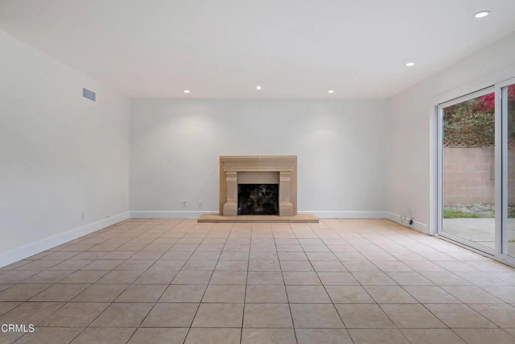 Ventura, California 93003, United States, 3 Bedrooms Bedrooms, ,2 BathroomsBathrooms,Residential,Pending,211512