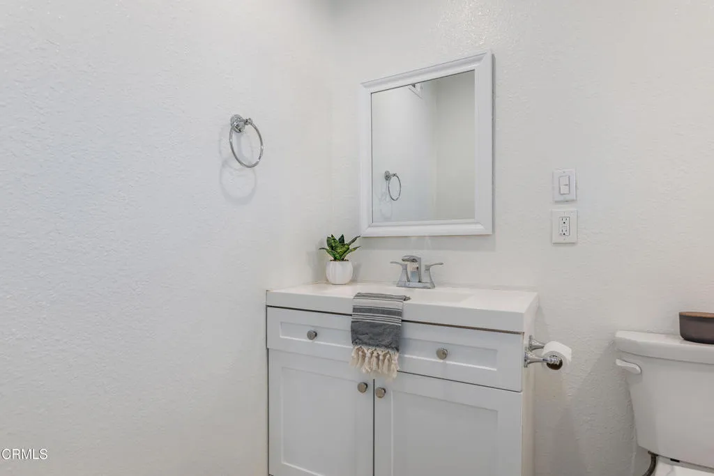 Ventura, California 93003, United States, 3 Bedrooms Bedrooms, ,2 BathroomsBathrooms,Residential,Pending,211512