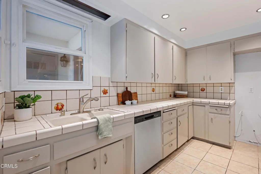 Ventura, California 93003, United States, 3 Bedrooms Bedrooms, ,2 BathroomsBathrooms,Residential,Pending,211512