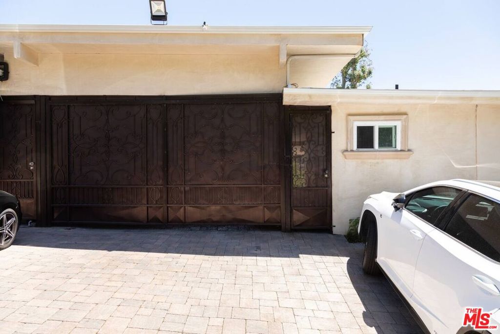 Beautifully remodeled 2 bedroom 1 bathroom guest house with mountain and tree top views in the hills of Encino. Separate entrance with complete privacy. Large balcony with a jacuzzi hot tub. Large kitchen with stainless steel appliances. Bar counter and stools. All utilities included!