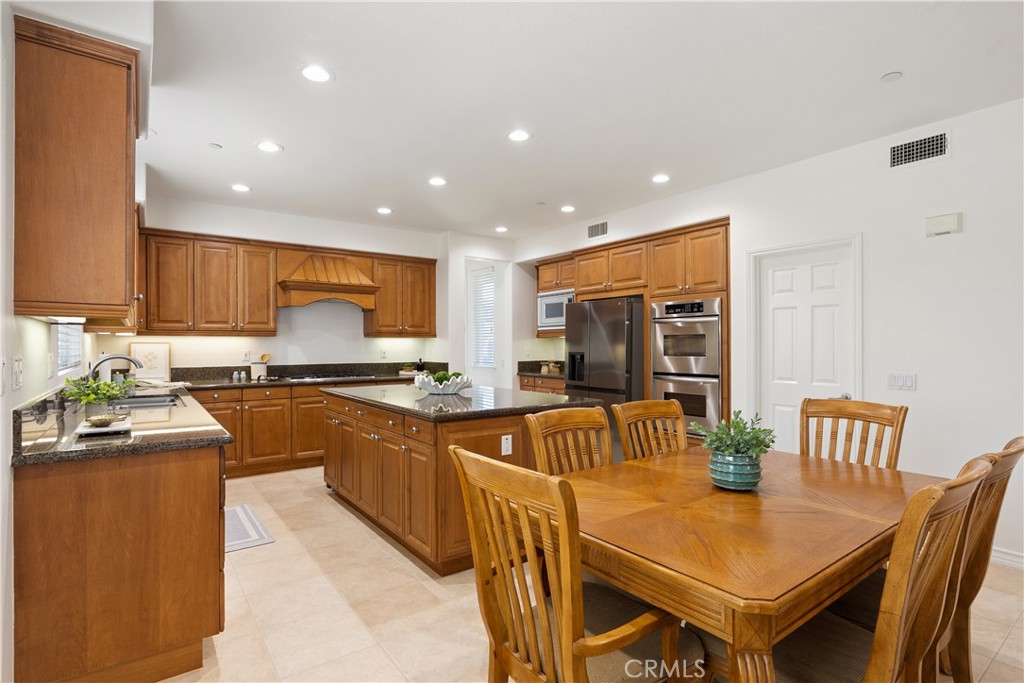 2472 N Highwood Road