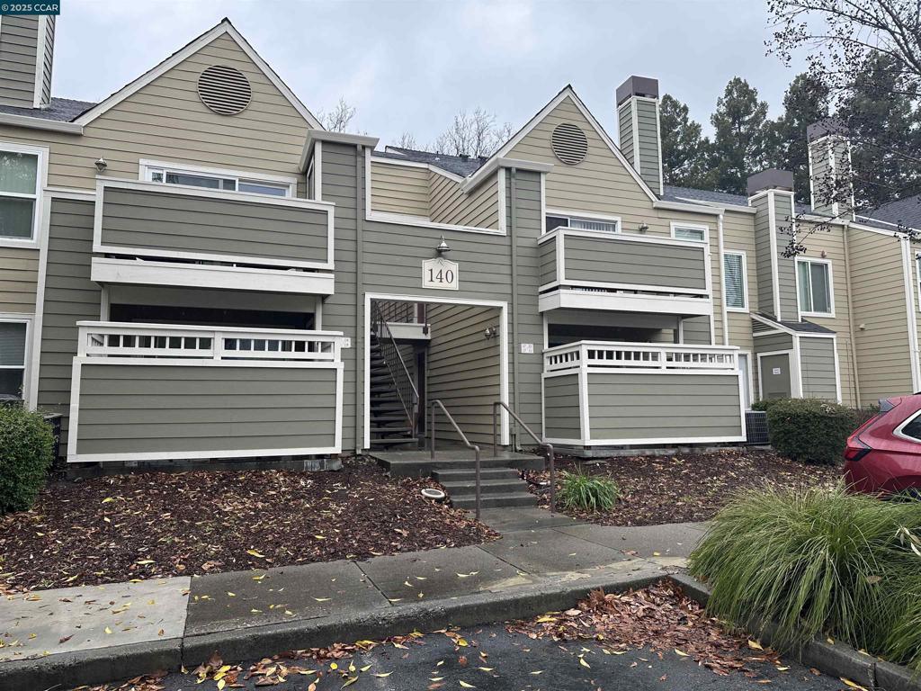 Wow, Great Location, Single Story unit, Walk to Marketplace, Starbucks, Trader Joes, and Cold stone. Also Bishop Racnch, Iron Horse Trail and City Hall. 1 Bedroom, 1 Bath, newer laminate flooring, Indoor Laundry, Washer, Dryer, Refrigerator included.Great Community Pool, Gym, Sauna