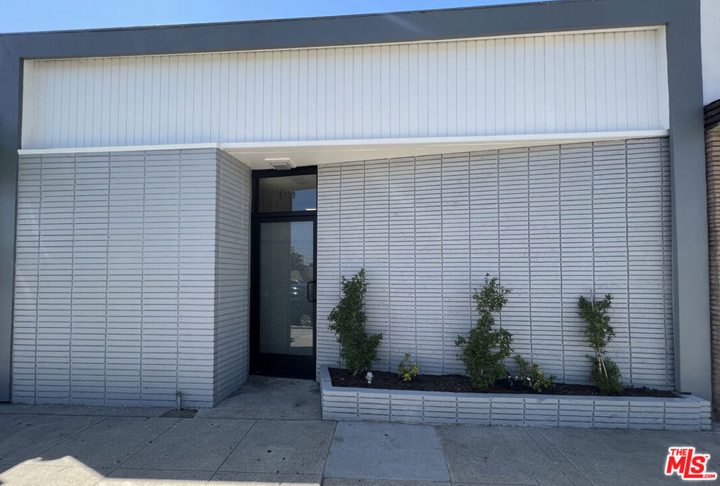 Owner-user/investor opportunity in prime North Hollywood neighborhood. Fully Renovated 1,580 SF freestanding commercial building space. Fully air-conditioned warehouse with exposed wood-beamed ceilings and office space/reception room. Two renovated restrooms (1 in warehouse and 1 in office space) Brand new roof with transferable 20-year warranty. New 6 Gallon Electric Water Heater, new LED lighting, 6 security cameras and an automated roll-up door. Convenient storefront location on Cahuenga Blvd between Burbank Blvd and Collins St with 4 car gated parking and alley access. Minutes away from NoHo Arts District, Universal Studios, restaurants, shopping, Metro, studios and close proximity to the 170 and the 101 Freeways.