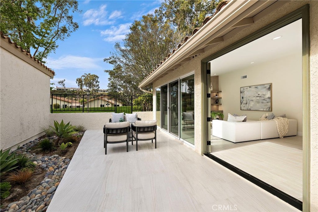 22981 Via Cruz