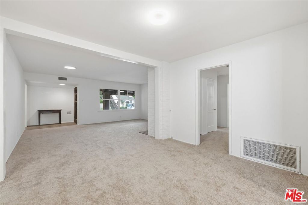 Photo of 11401 Clover Avenue, Los Angeles, CA 90066 (MLS # 25624277)