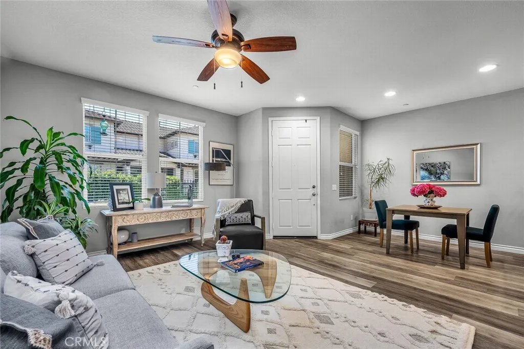 Newbury Park, California 91320, United States, 2 Bedrooms Bedrooms, ,3 BathroomsBathrooms,Residential,Active,232282