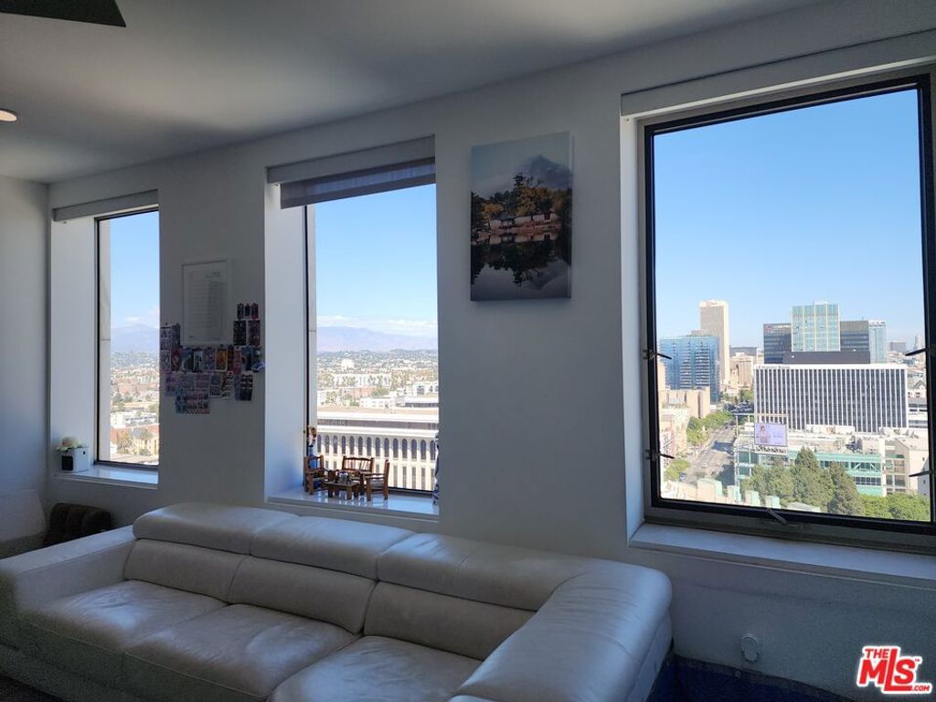 Photo of 3810 Wilshire Boulevard #1706, Los Angeles, CA 90010 (MLS # 25588513)