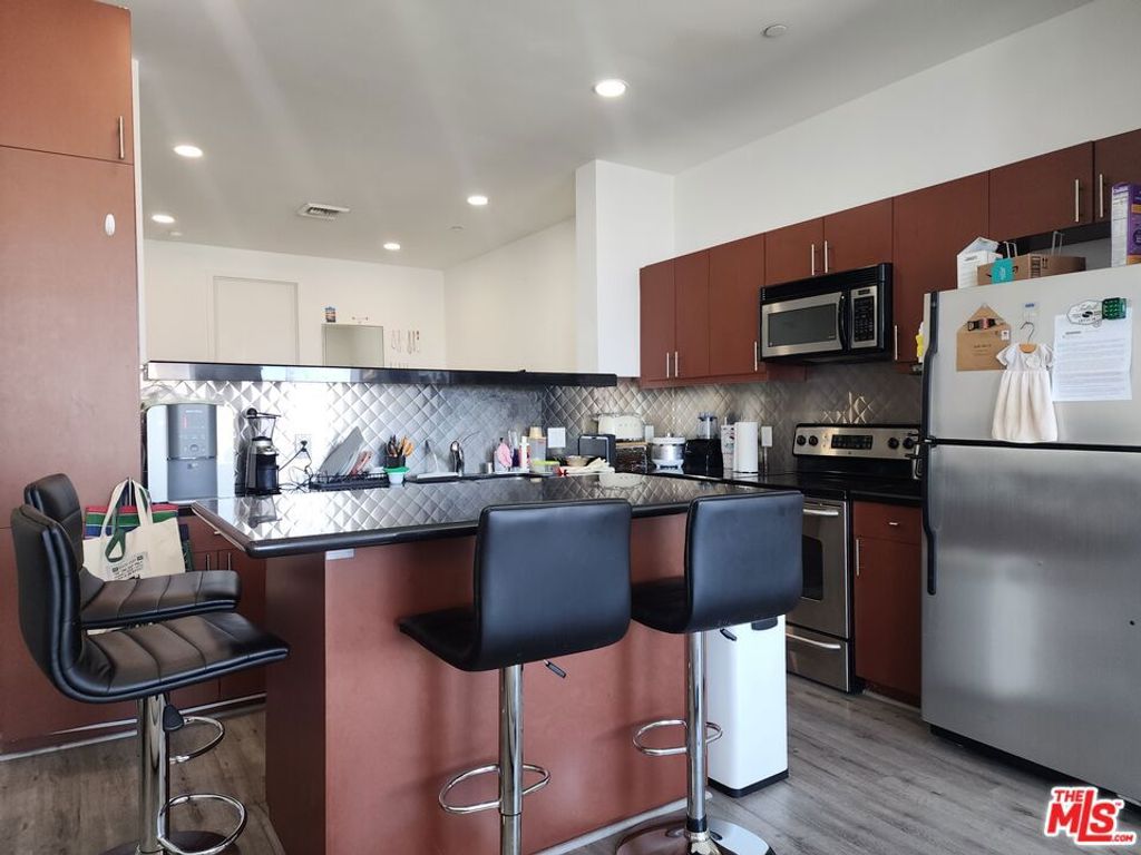Photo of 3810 Wilshire Boulevard #1706, Los Angeles, CA 90010 (MLS # 25588513)