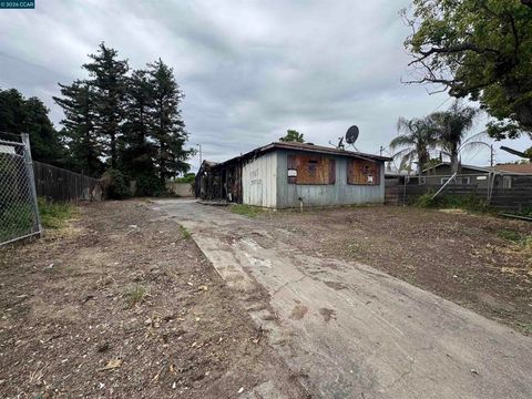 Photo of 652 School St St, Pittsburg, CA 94565 (MLS # 41131763)