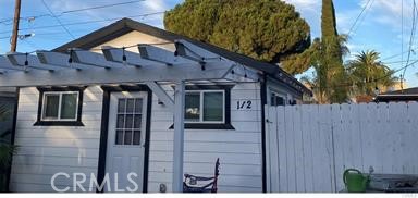 Great location walk to award winning Jr high school with the IB program , also walk to the senior center. Very private back unit was remodeled about 5 years ago. Super cute! Huge yard and private patio. Shared washer and dryer.